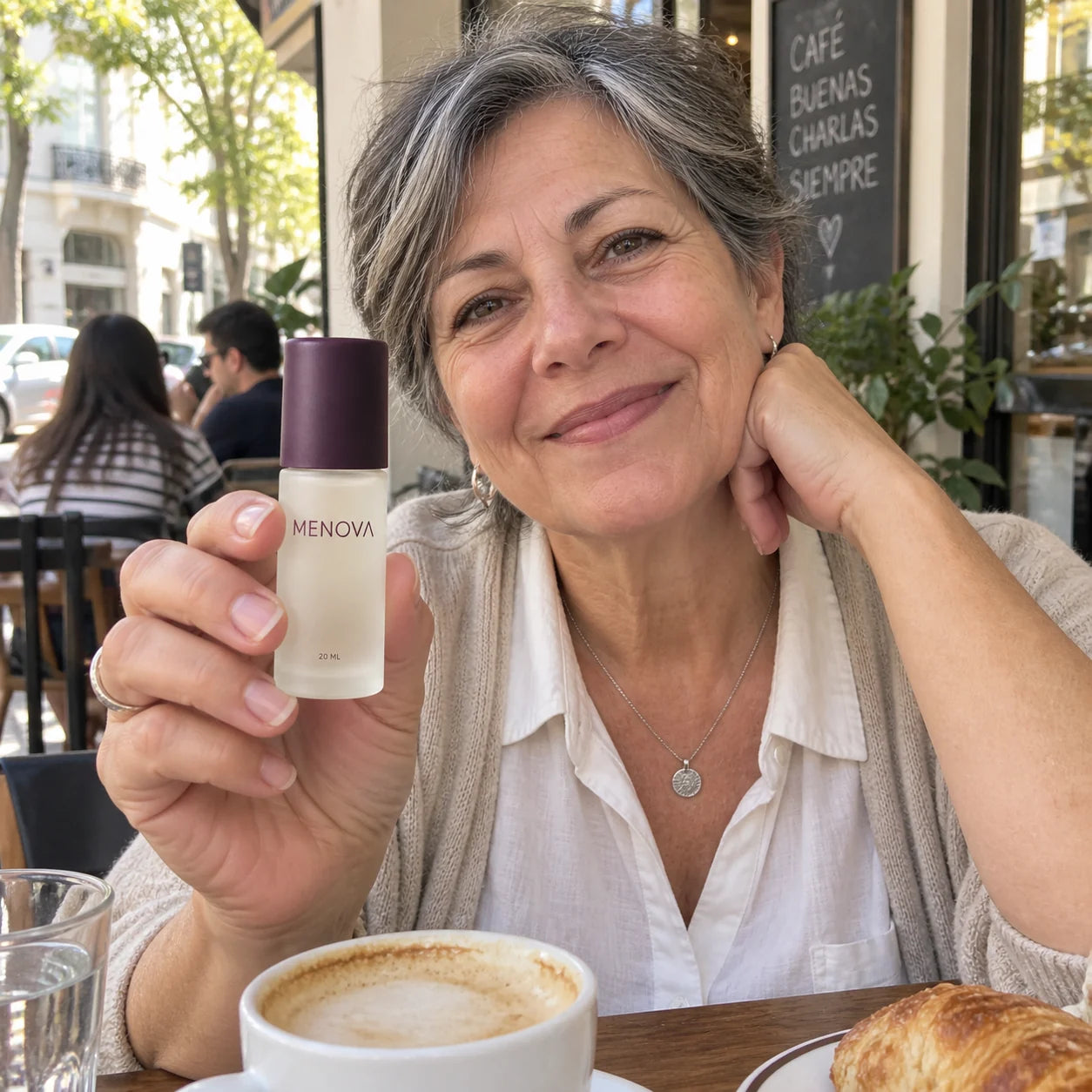 Marta sosteniendo Menova en su casa