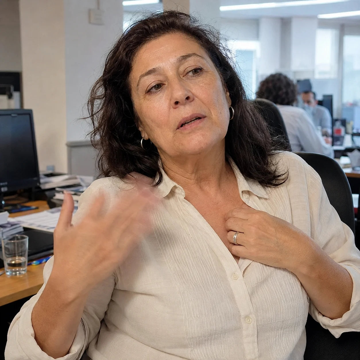 Mujer sintiendo calor durante una jornada de trabajo