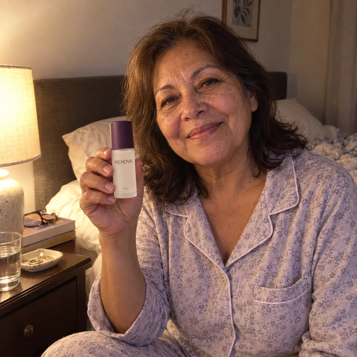 Mujer usando Menova antes de dormir